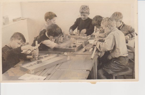 Photograph of seven boys working on the wooden block table. | Petterson, David