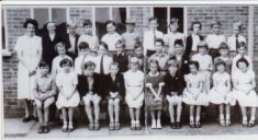 Class 1B in 1960 at Holtspur School.